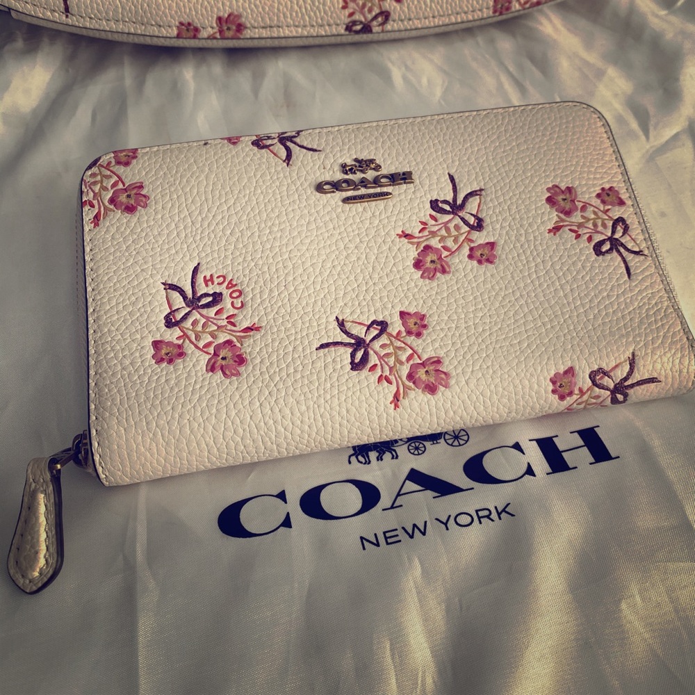 Coach Medium zip wallet